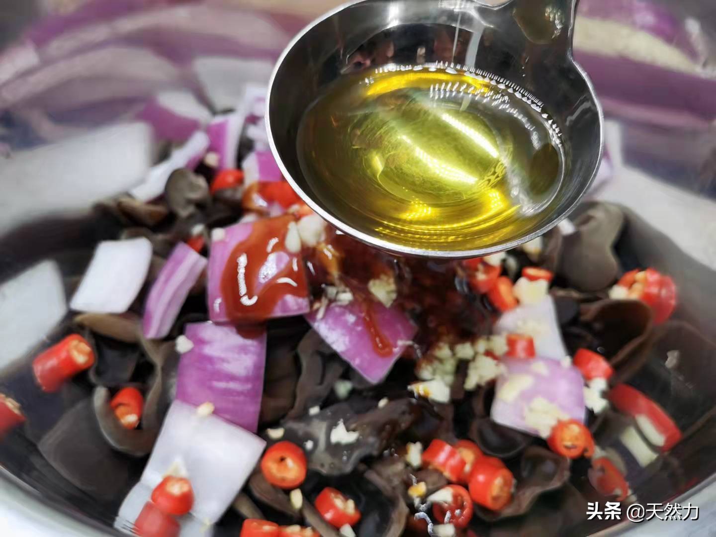 饭店的洋葱拌木耳是怎么做出来的，告诉你步骤和技巧，收藏好哦