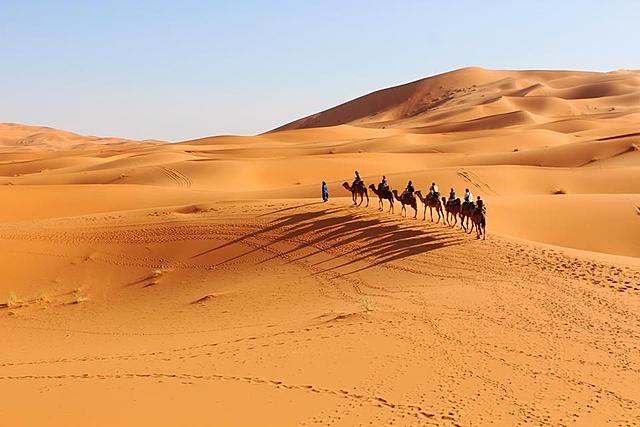 撒哈拉沙漠有多深？如果挖空沙子，下面还能剩下什么？