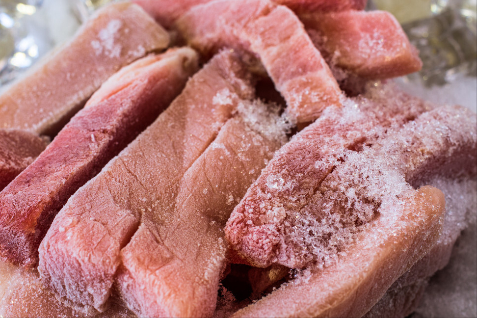 别再用热水解冻肉了，老师傅教你2招，10分钟解冻，肉质很新鲜