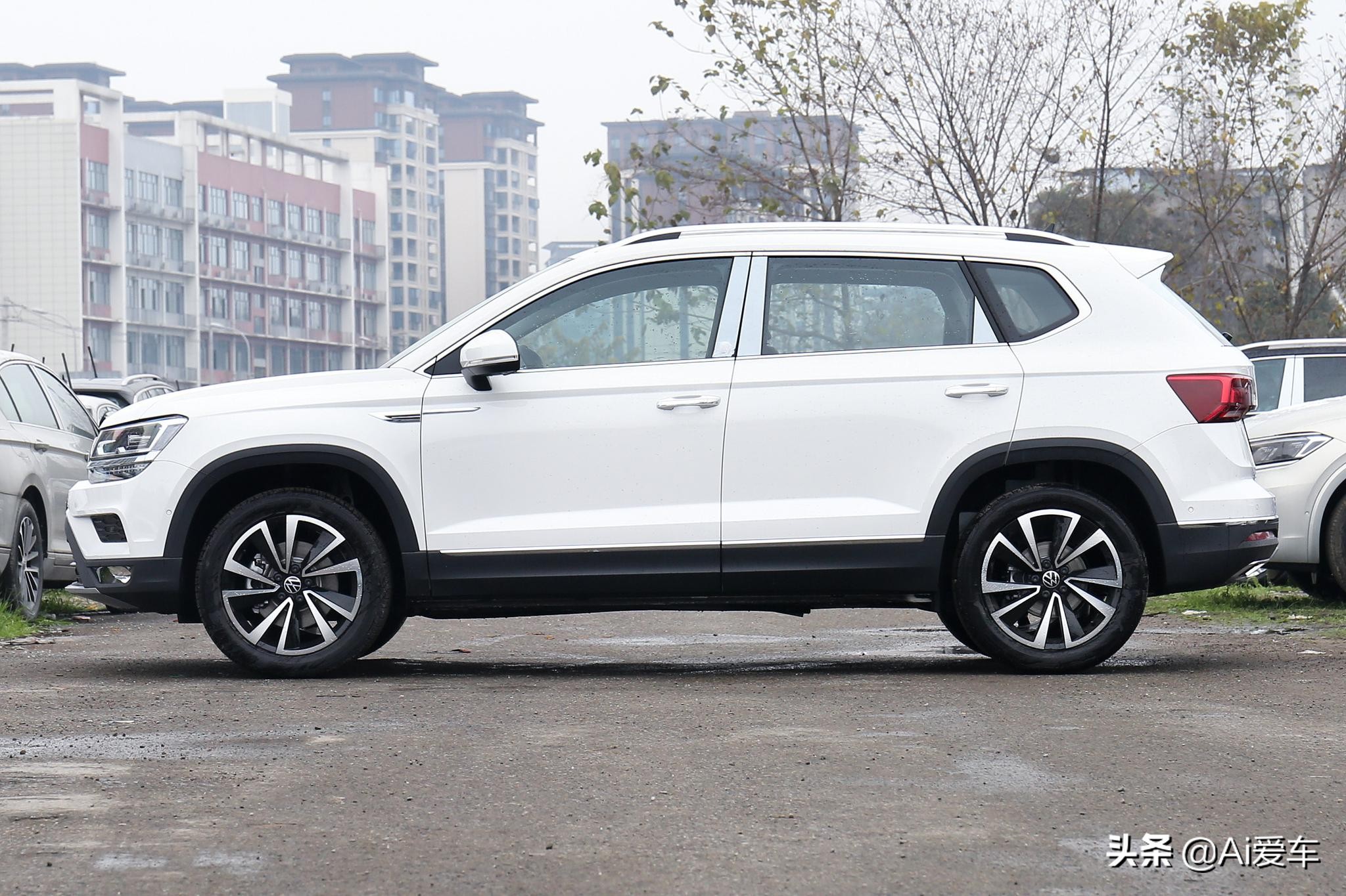 大空间德系热销家用SUV，车身好停车油耗5.9L，带你看大众途岳