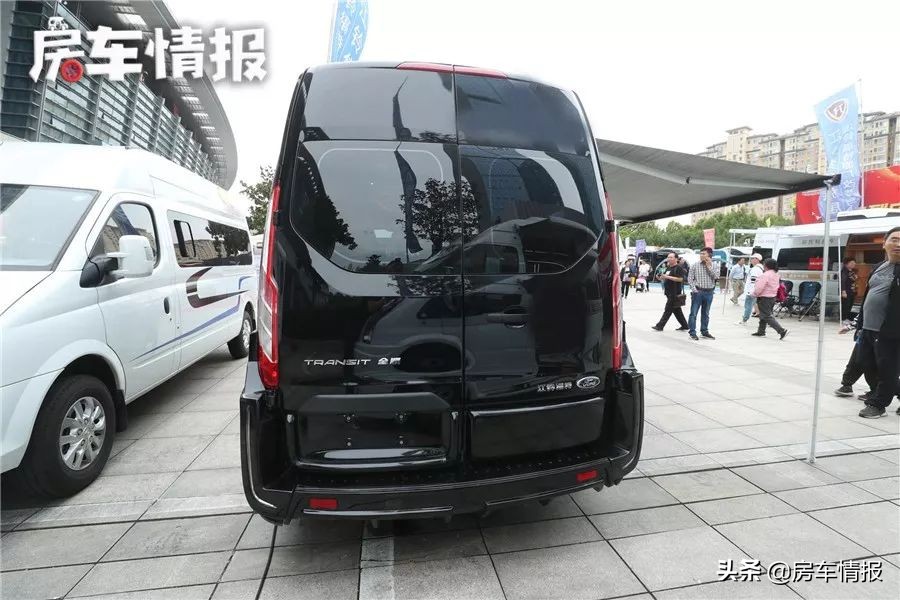 能坐6人的福特商务房车，30多万配航空座椅，内部可变床能住3口人