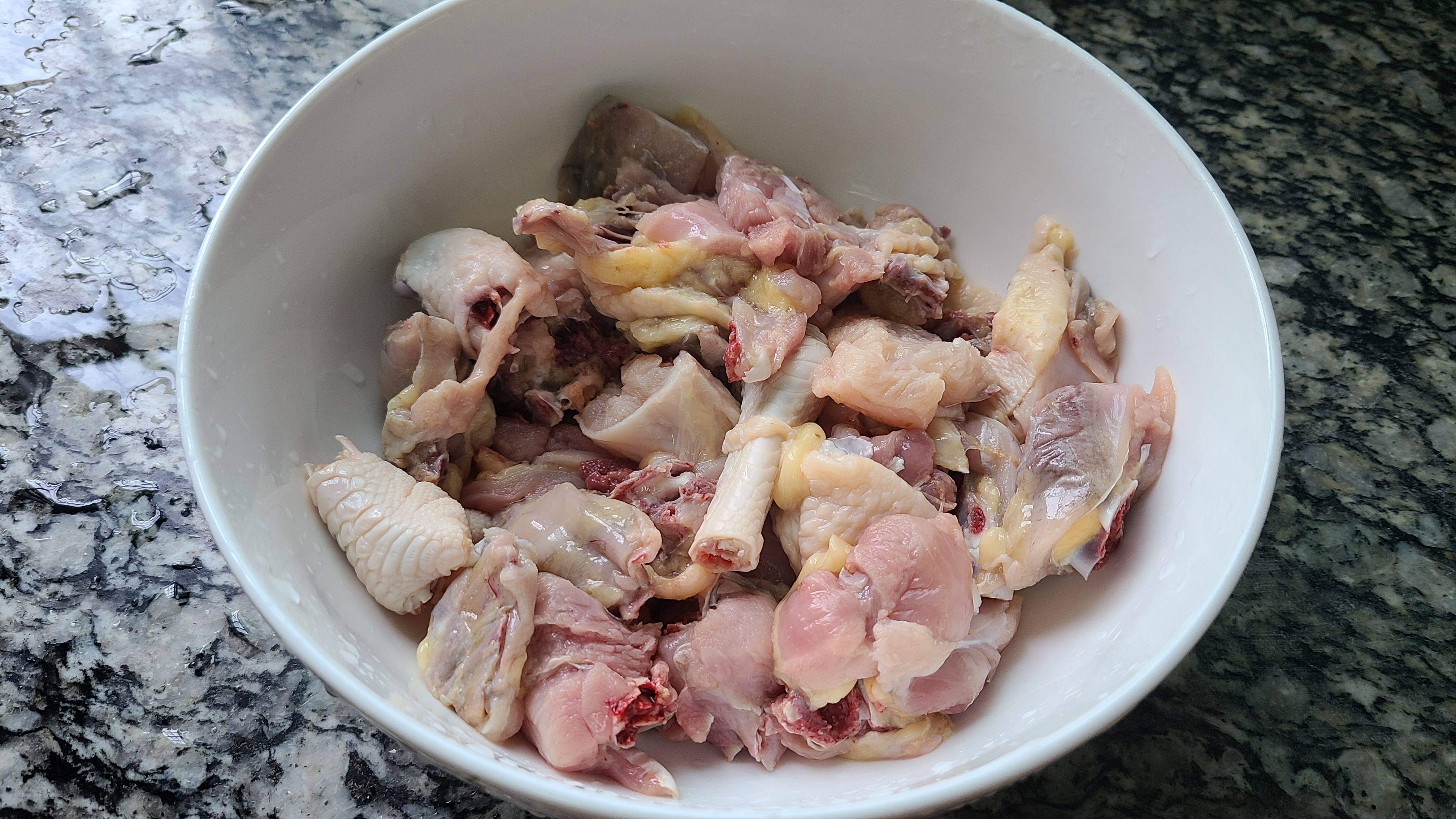 广东人很爱吃的香菇蒸滑鸡，嫩滑好吃，做法简单，看着就馋人