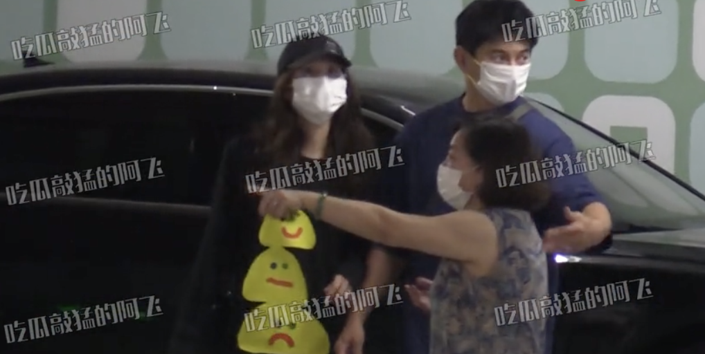 吴奇隆一家三口逛超市，刘诗诗推着婴儿车，步步肉嘟嘟萌态十足