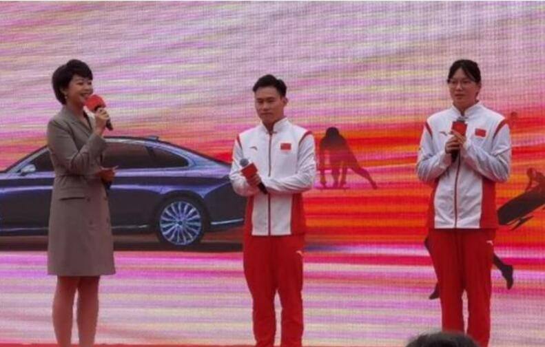 全红婵50万豪车开到家了！迈合村又沸腾，网友：老爸还是大哥开？