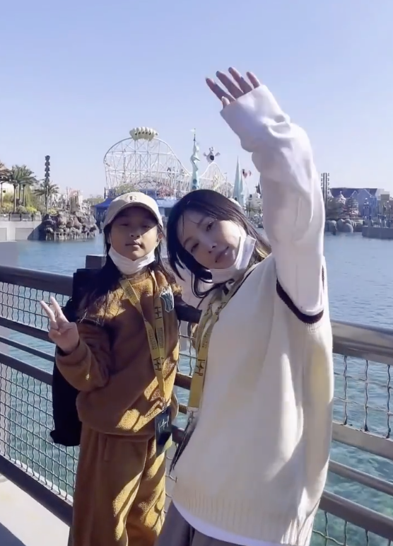 李小璐带女儿打卡环球影城，母女俩同步秀高抬腿，同款发型像姐妹