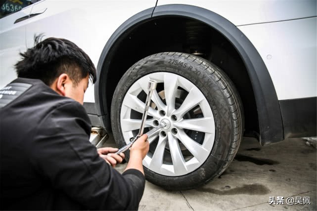 什么样的轮胎才能驾驭特斯拉的加速？《头文字D》给了我们启发