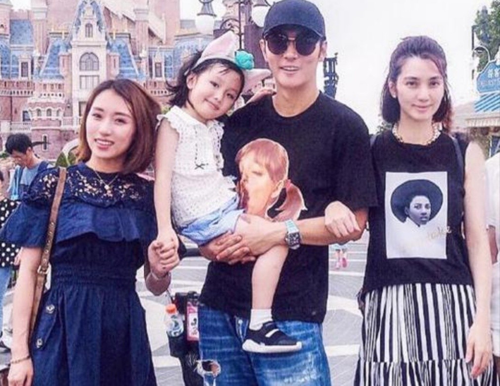 感情稳定！洪欣张丹峰罕同框带女儿出游，7岁女儿身高达妈妈肩膀