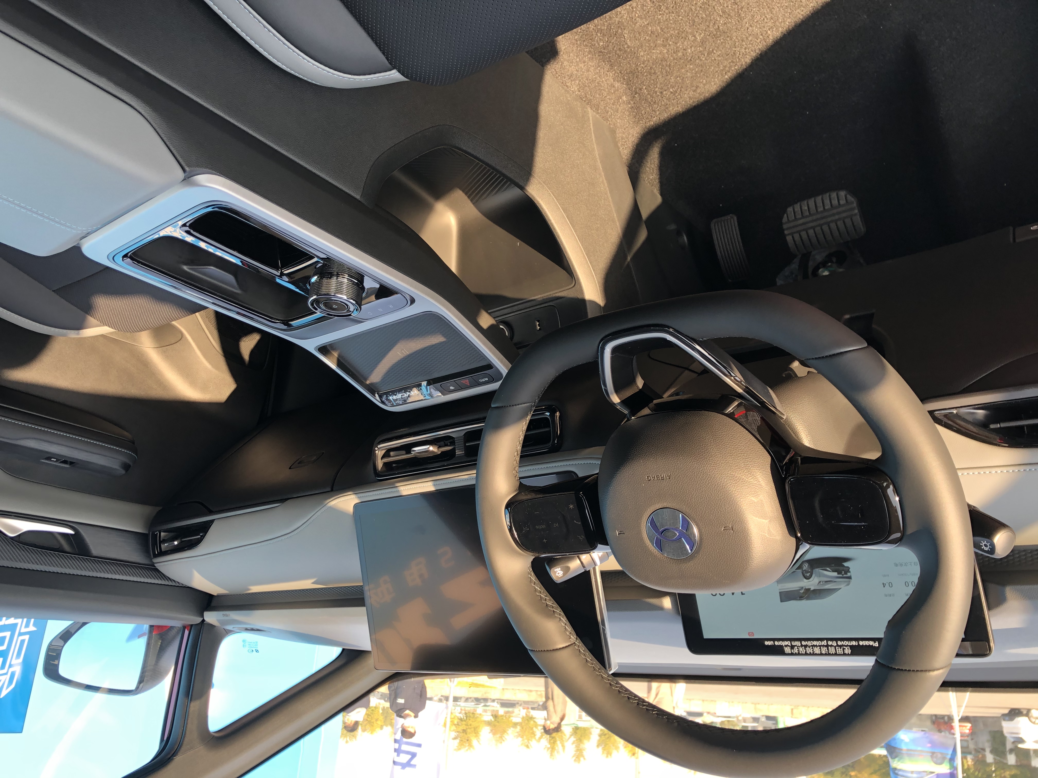 合创z03内饰设计线条平直有层次,两块大屏非常醒目,仪表盘尺寸为10.