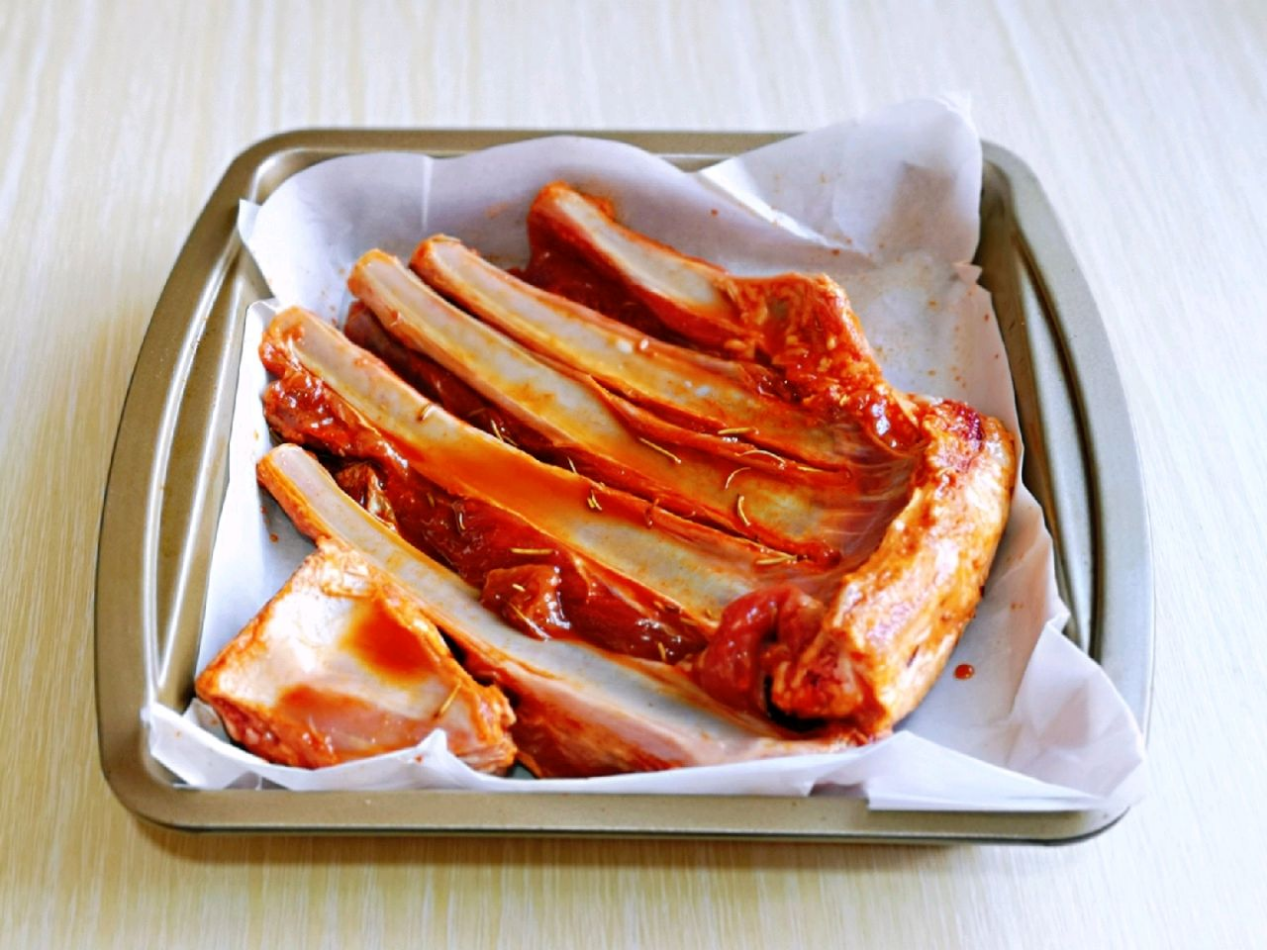 家里有烤箱就能做，奥尔良烤羊排太像样，羊排烤的滋滋冒油真香