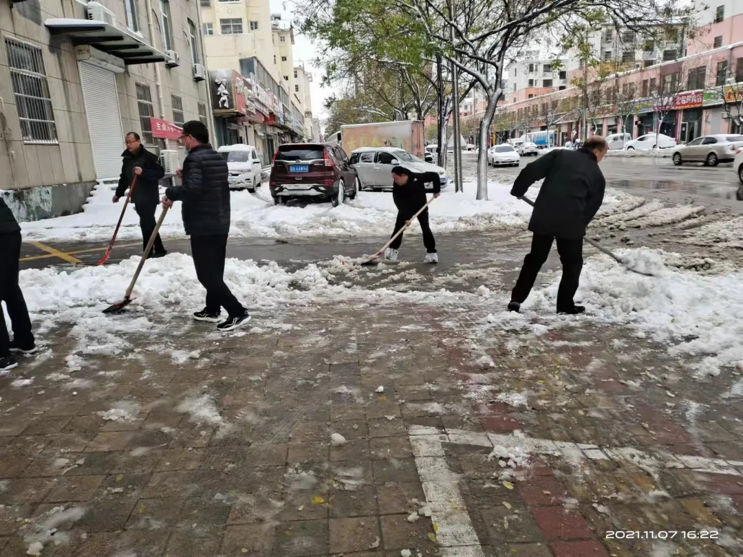 寒風(fēng)中的堅(jiān)守 暴雪中的執(zhí)著｜德州市衛(wèi)生健康系統(tǒng)清掃積雪紀(jì)實(shí)