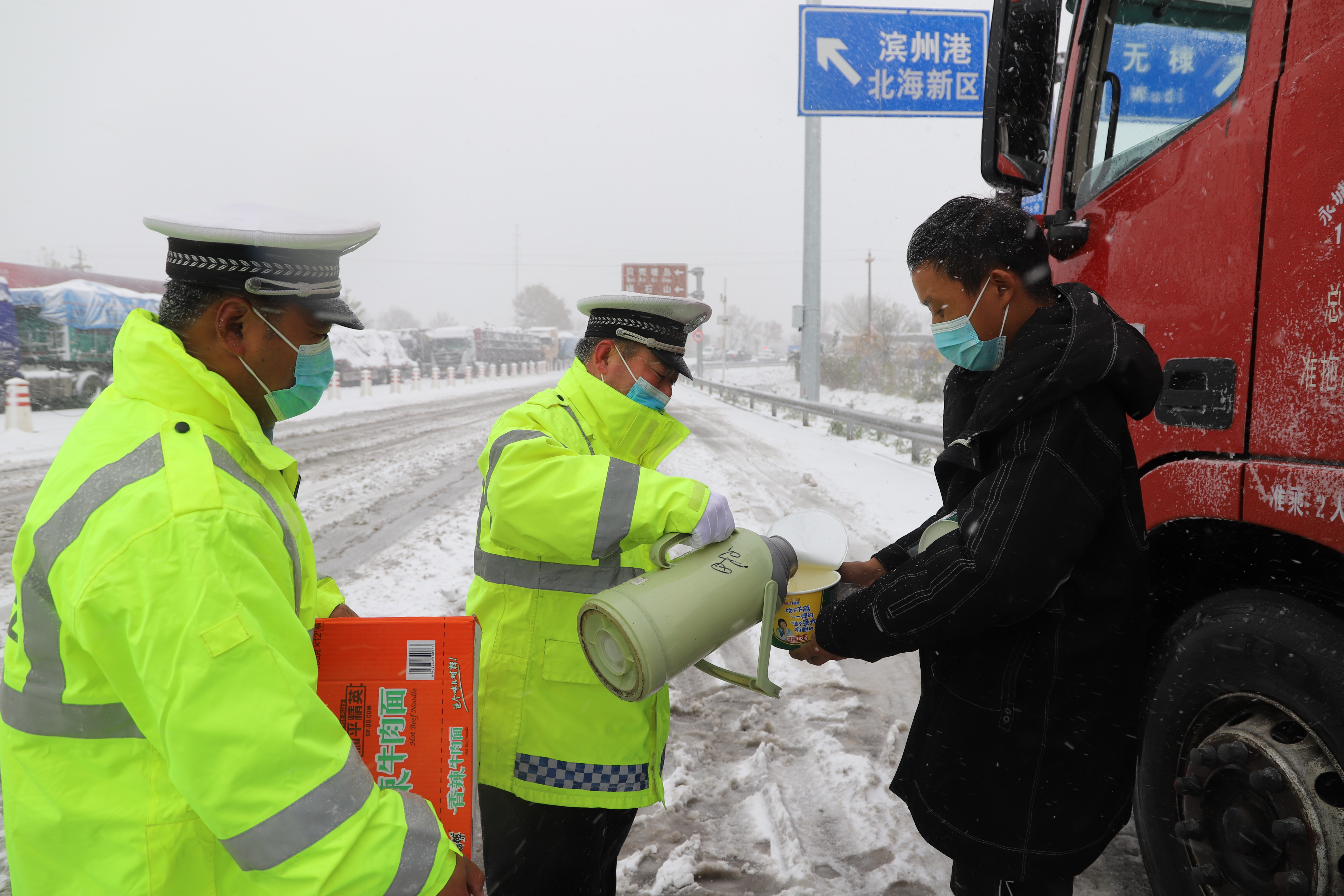 “这泡面吃的舒坦”滨州无棣交警为收费站滞留大货车司机送暖心泡面