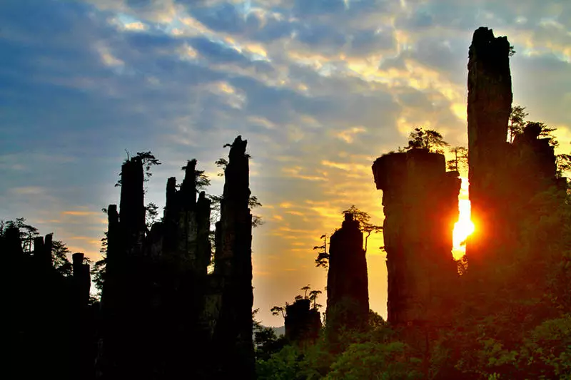 长沙到凤凰古城旅游攻略自由行(长沙张家界凤凰古城自由行攻略)