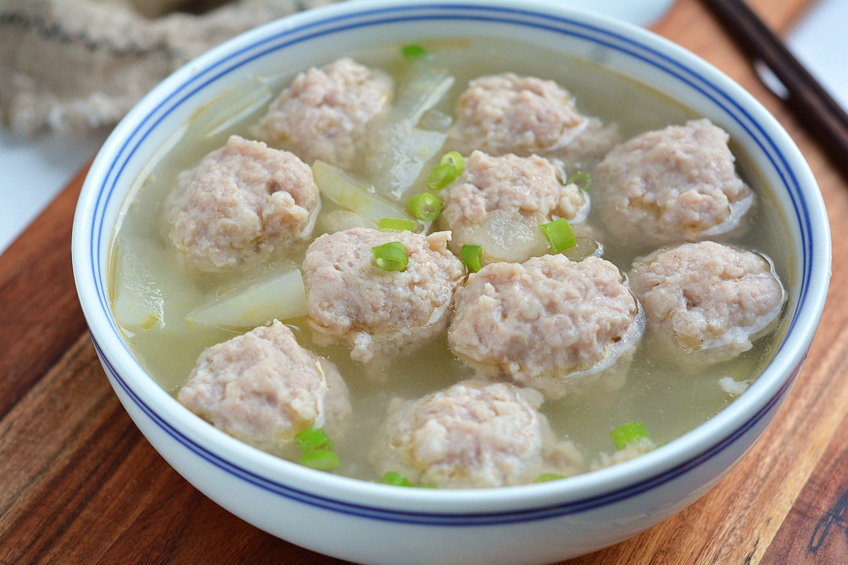 营养美味的冬瓜丸子汤,这么做香嫩多汁还不腥,天天一锅都不腻