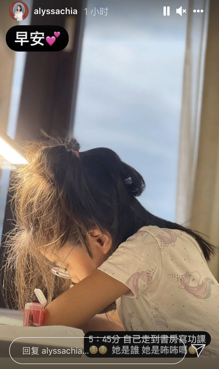 咘咘凌晨五点多起床做功课，戴着眼镜超专注，贾静雯却反而不适应