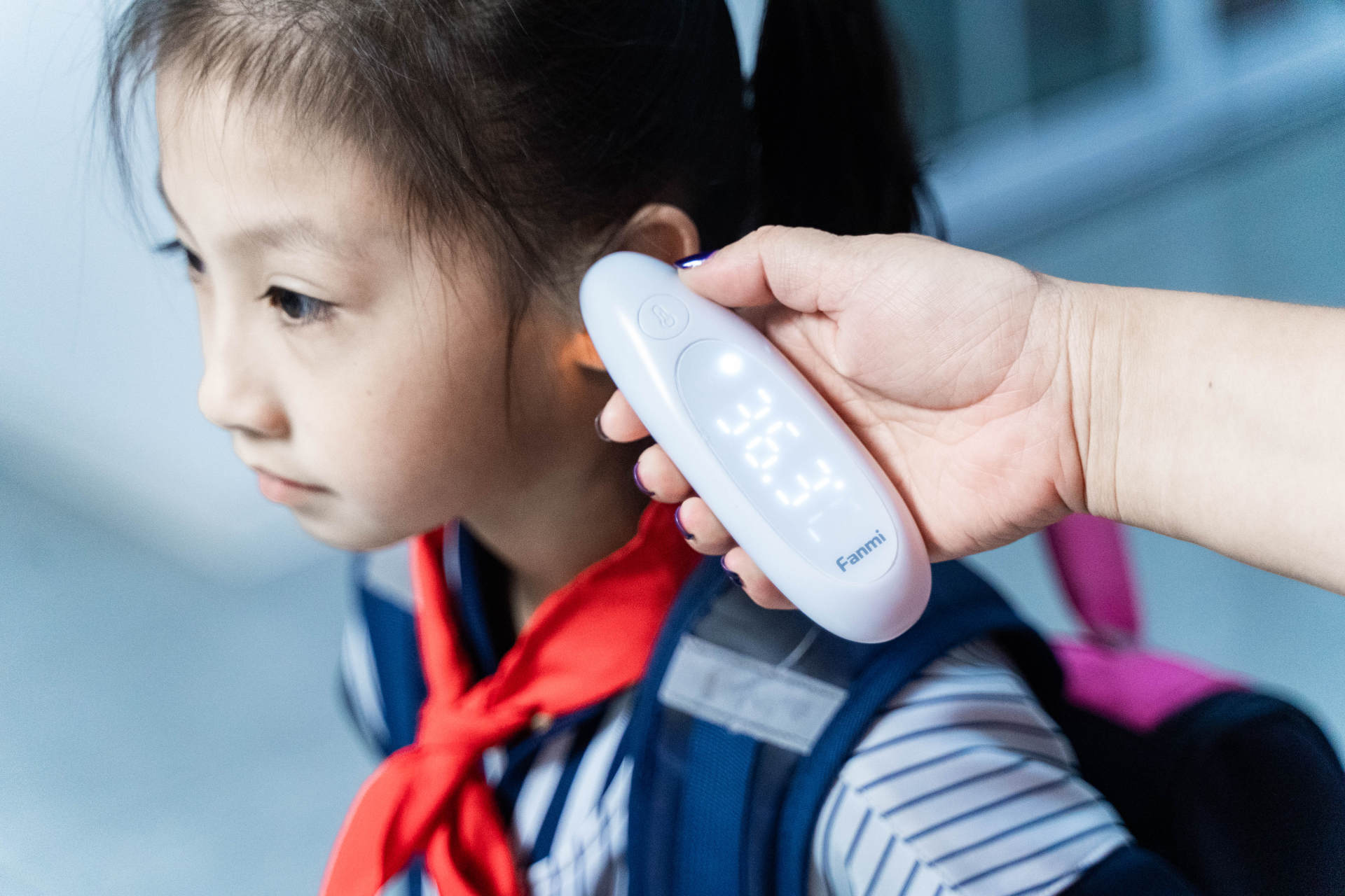 凡米耳温枪（发光版）：一秒测量，显示精准，晚上也能用