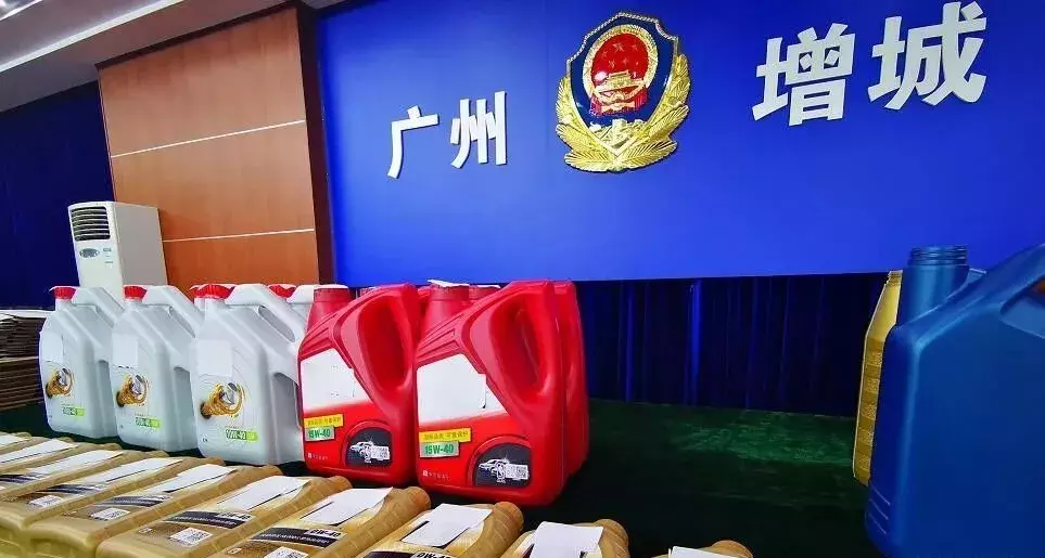 别贪便宜！特大制售假机油窝点被端，真假机油傻傻分不清楚