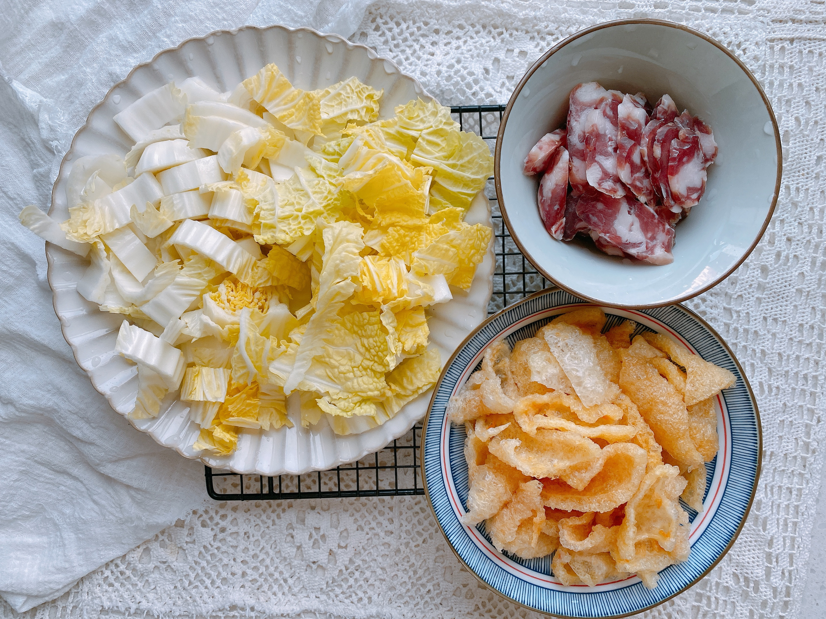 猪皮这样做太香了，加点白菜，吸饱汤汁咸香入味，爽滑劲道超下饭