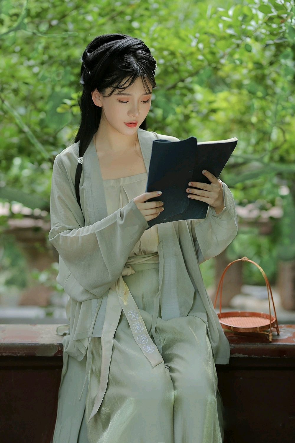 高腰襦裙属于汉服的一种,在古代,一般女子的襦裙装裙子束的都比较低