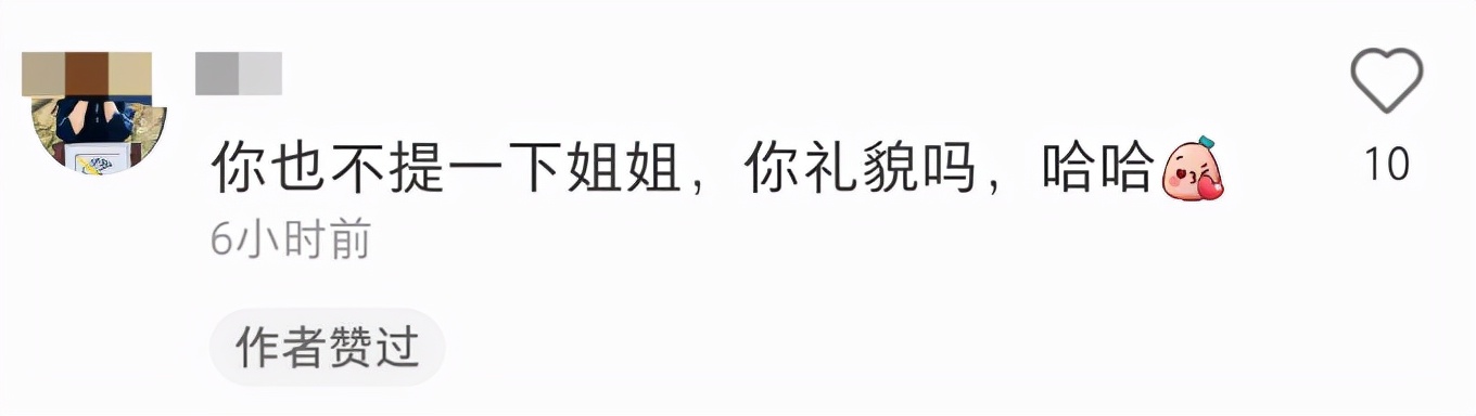 网友偶遇仙靓夫妇就餐，张智霖微笑有亲和力，袁咏仪托腮状态少女