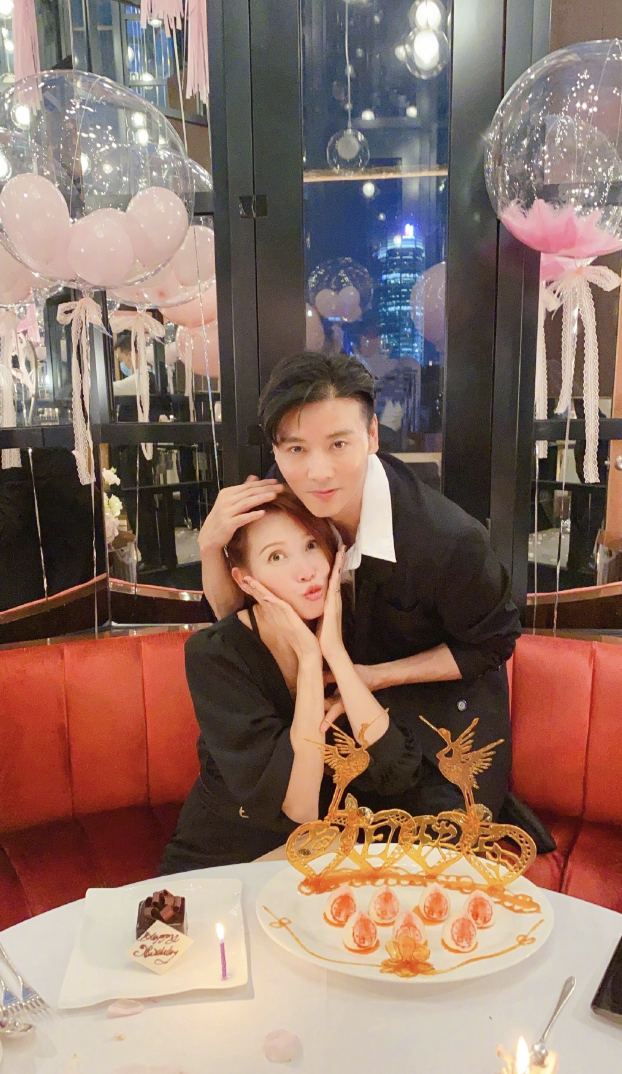 蔡少芬晒照庆祝张晋成团，与老公接吻被公主抱，老夫老妻依然甜