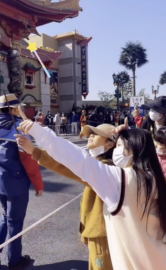 李小璐带女儿打卡环球影城，母女俩同步秀高抬腿，同款发型像姐妹