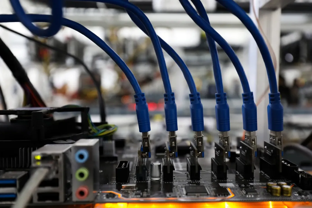 7万的矿机暴跌到4万！挖矿三巨头出逃海外