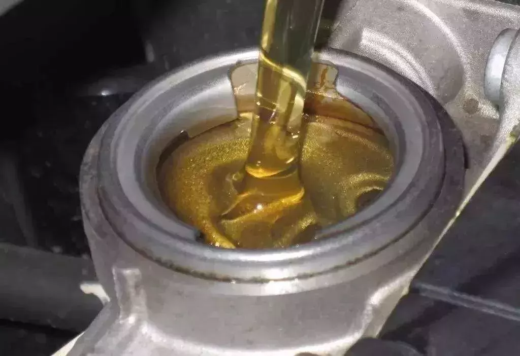 别贪便宜！特大制售假机油窝点被端，真假机油傻傻分不清楚