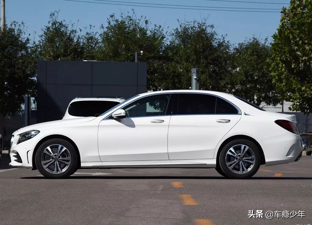 30.78万起！新款奔驰C 200 L上市，这回宝马3系全面胜出？