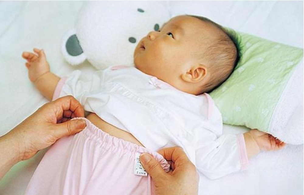 一岁内的小婴儿，连体衣和分体衣怎么选？新生儿选衣服注意哪些？