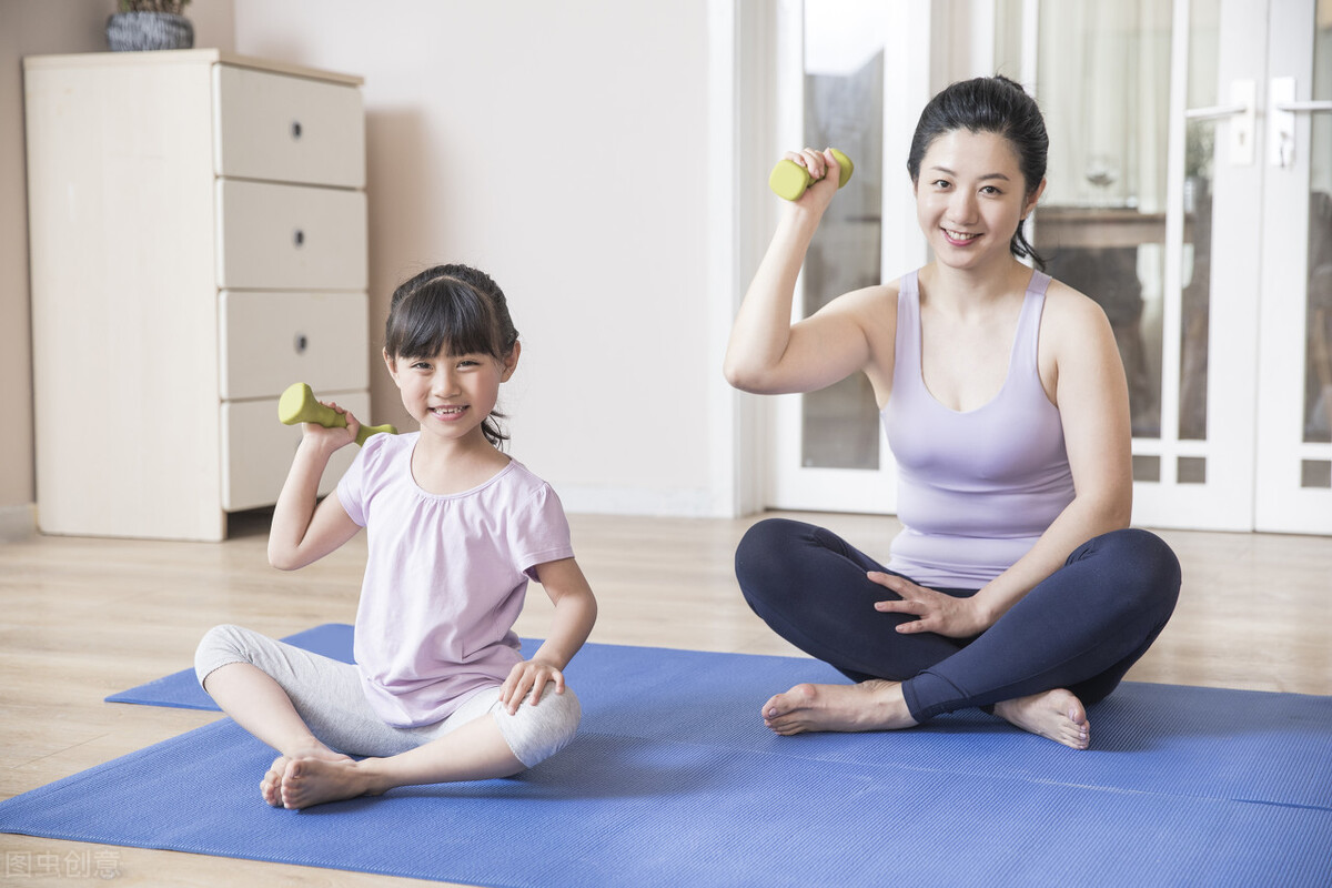 哪些運動適合兒童在家做？17個室內遊戲好玩又科學，陪孩子練起來