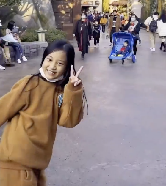 李小璐带女儿打卡环球影城，母女俩同步秀高抬腿，同款发型像姐妹