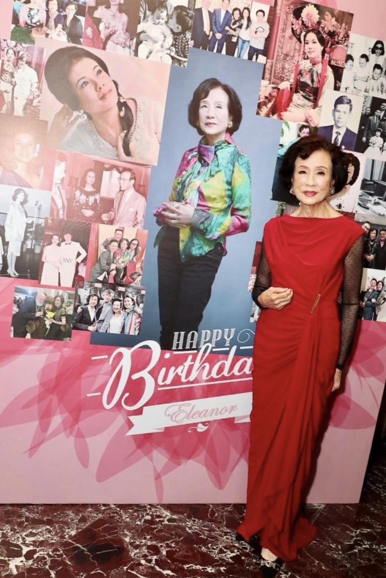 這個中國奶奶不一般！80歲穿高跟超減齡，皮膚和女兒莫文蔚一樣嫩