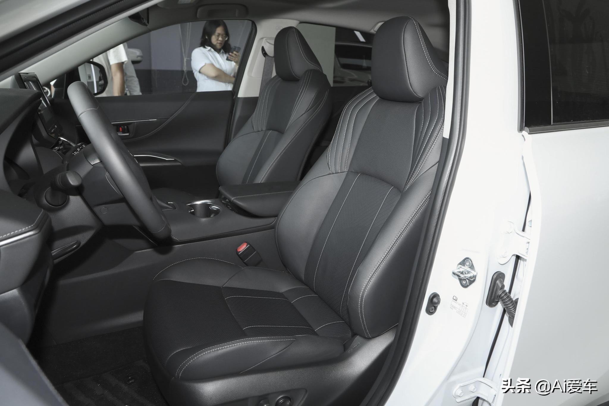 4.5L油耗，丰田新款家用SUV，外观新潮内饰高档，实拍凌放HARRIER