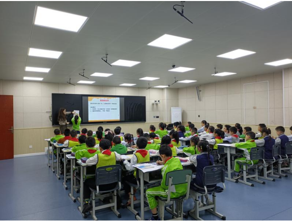 成都市双流区协和实验小学龚启成工作室开展教师听评课教研活动