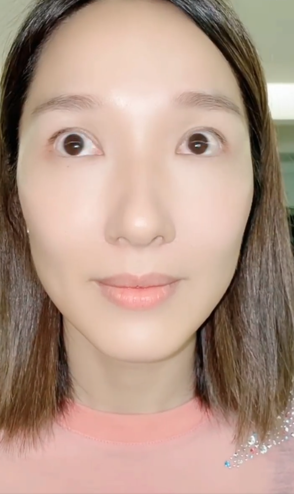 全家逐渐蓝化！王祖蓝带妻女玩模仿，Gabby模仿到位一脸得意