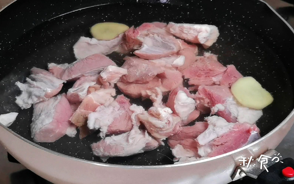 红烧牛肉怎么做，才能肉嫩、汤鲜？这2种料记得加，牛肉又嫩又香