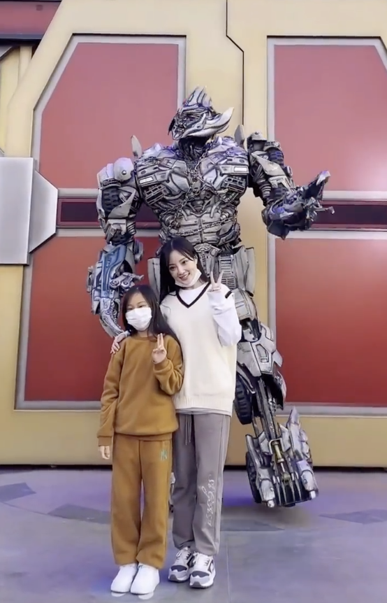 李小璐带女儿打卡环球影城，母女俩同步秀高抬腿，同款发型像姐妹