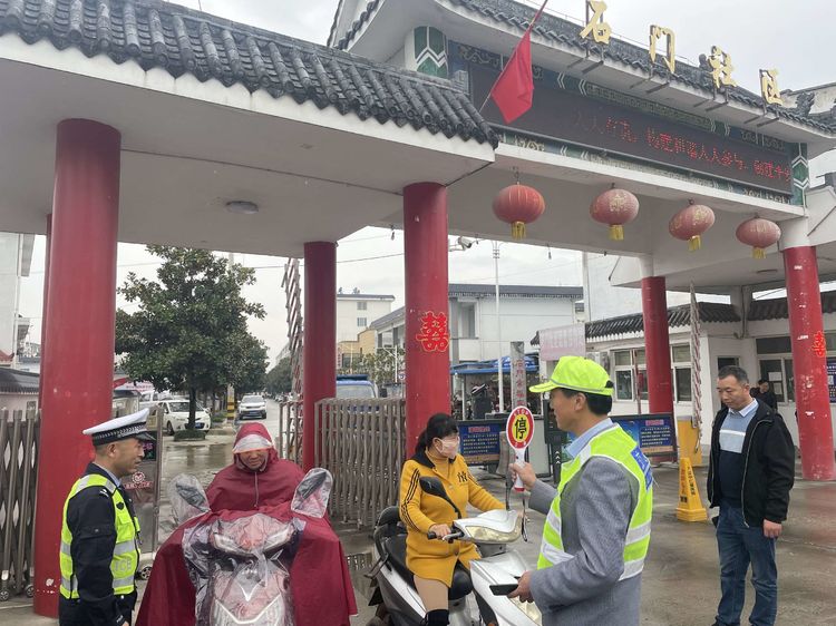 汉中交警二大队开展农村交通劝导员培训