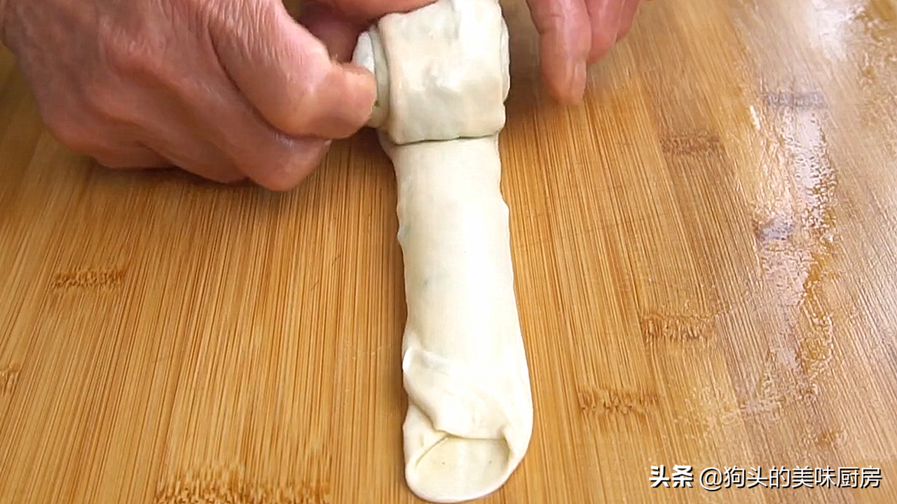 酥掉渣的葱油饼，原来是卷出来的，外酥里软，凉了也不发硬，真香