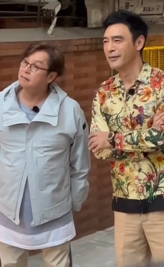 袁咏仪伪装成工作人员探班老公张智霖，真人又瘦又高，气场超强
