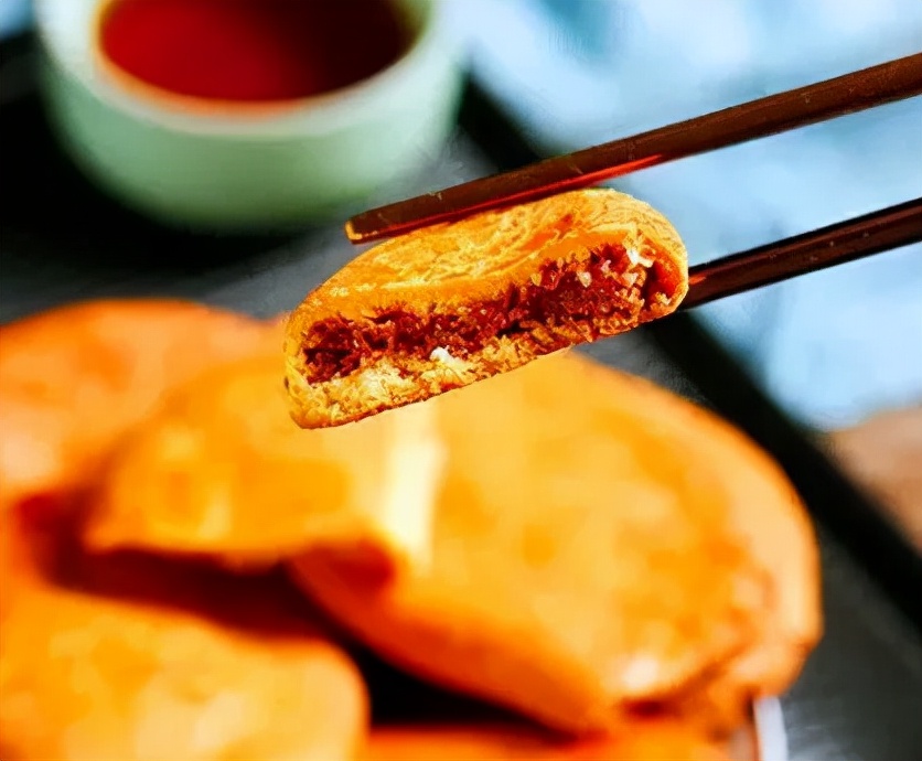 广东四大名饼之一的鸡仔饼，外表酥脆，浓香四溢，勾人心魂