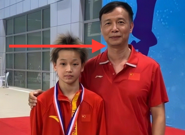 全红婵又长高了！与何教练同框，1年从下巴蹿到脸颊，还在发育