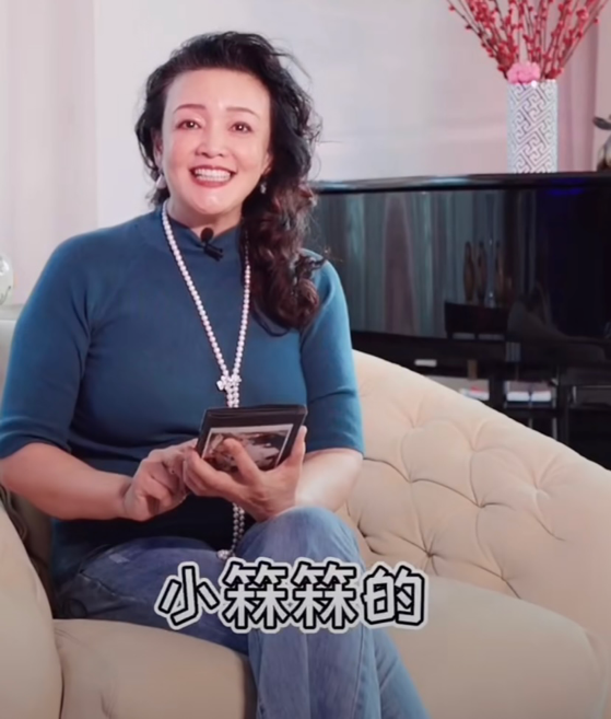 汪小菲母亲翻孙子照片，因思念眼眶湿润，与儿媳大S长期分隔两地