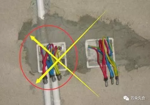 一开始工人这样接电线，我以为偷工，老师傅一看说手法专业