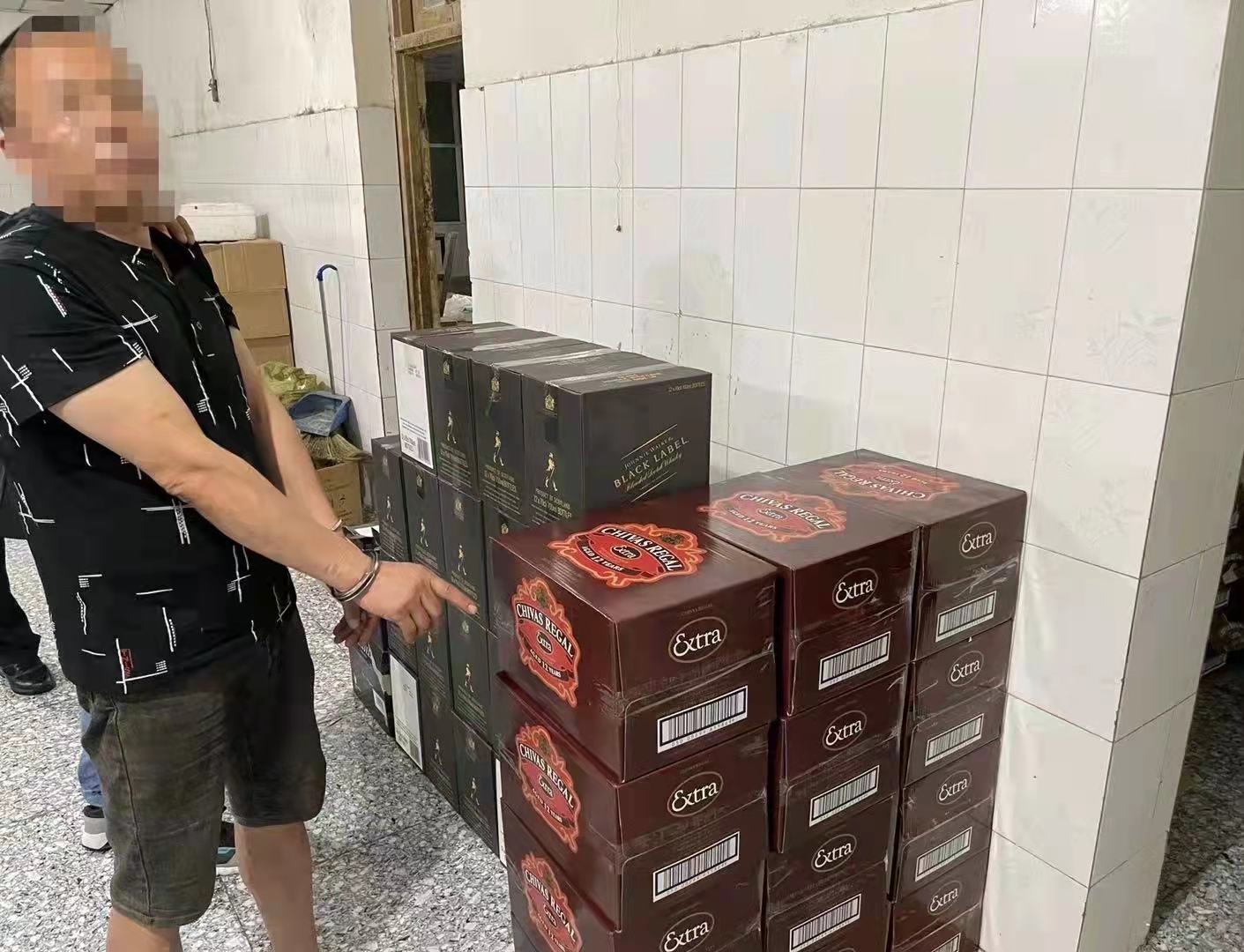 西安高新警方破获制售假洋酒案