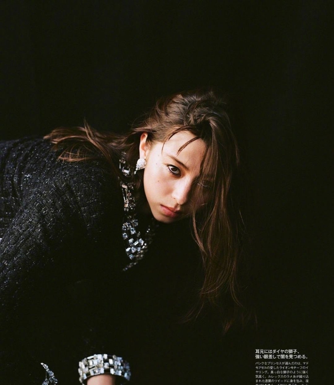 香奈儿姐妹花合体了 小松菜奈和中条彩末拍大片 时尚表现力太赞 天天看点