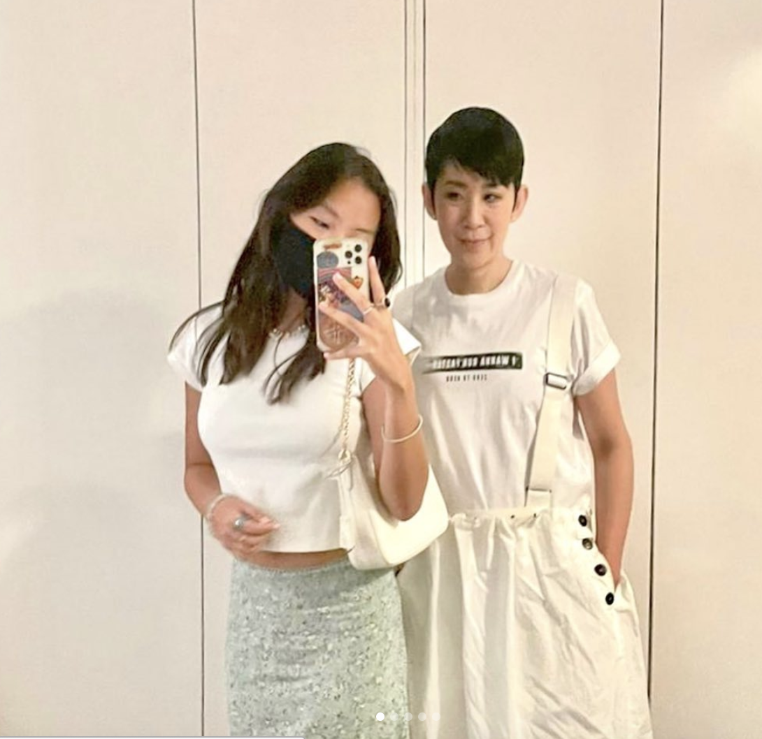 吴君如带丈夫女儿回母校，陈可辛厚底鞋抢镜，女儿身高快赶上妈妈