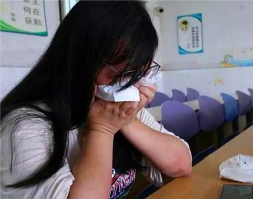 安徽17岁女学生宿舍产子，将婴儿从6楼扔下夭折，嘴里还塞着布条