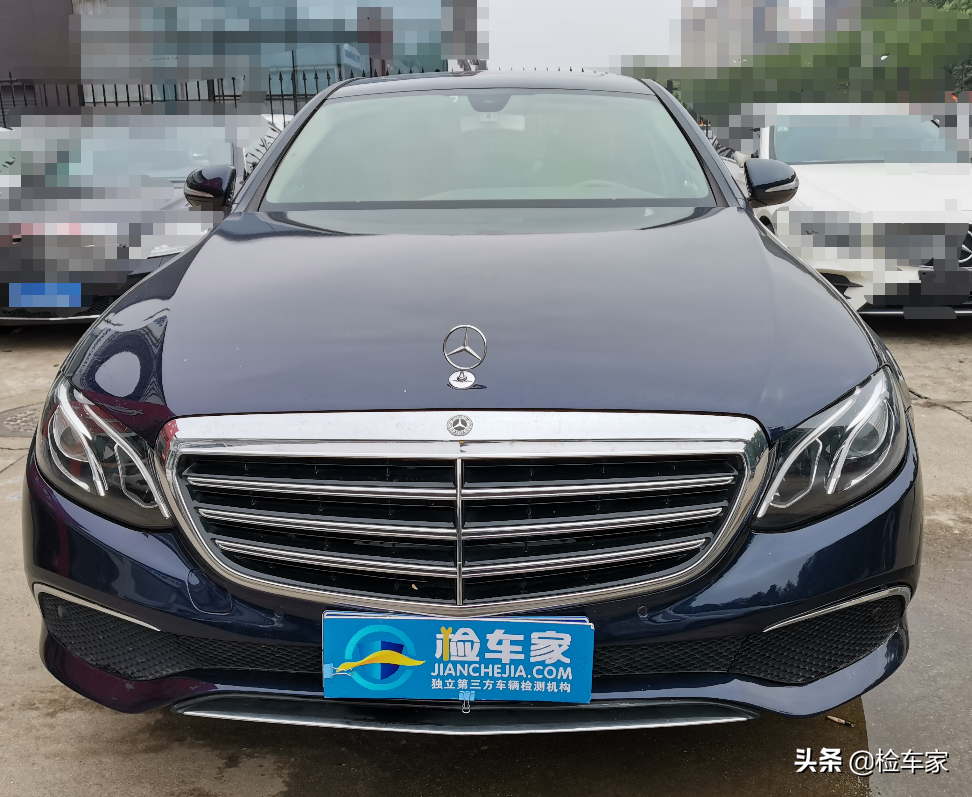 31万买辆奔驰E200，掀开后备箱触目惊心，小姐姐委屈求拥抱