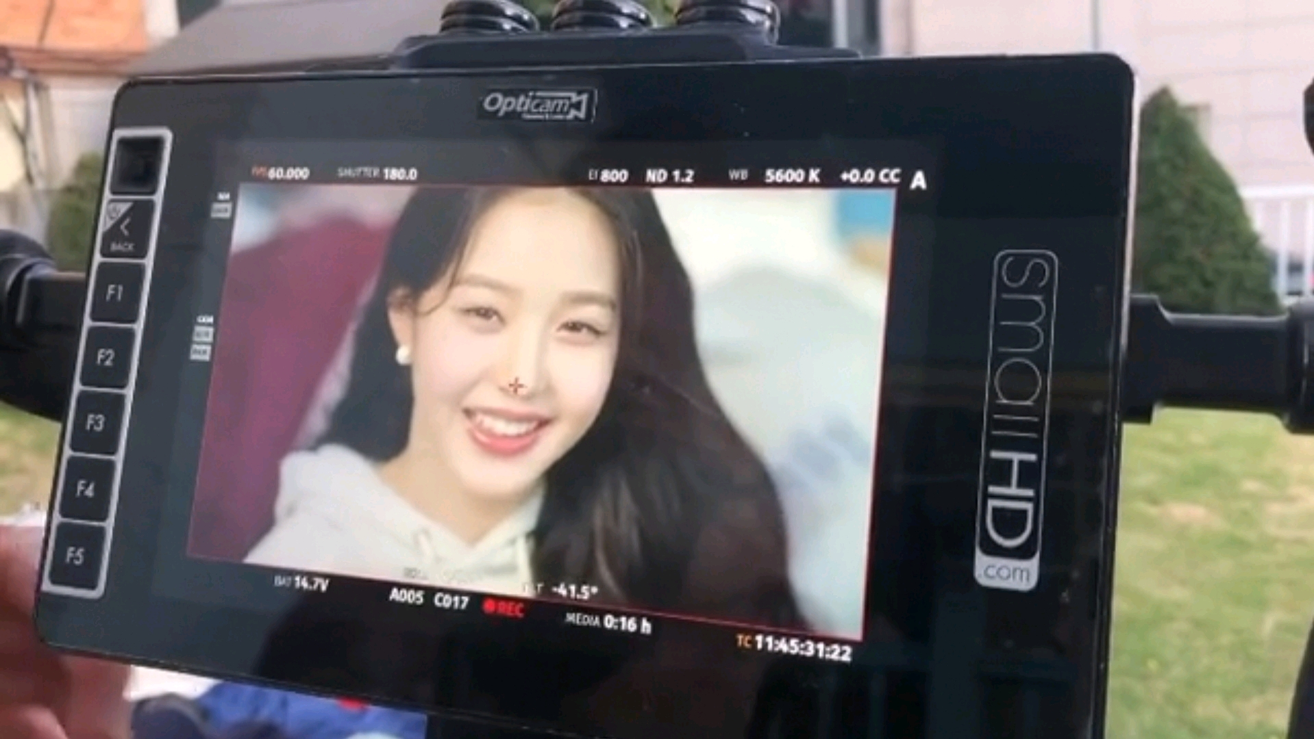 前IZONE成員張元英，即將出道女團的C位美貌，工作人員也懸殊